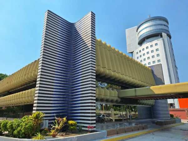 Columna revestida con la Ambientación Cromática de Carlos Cruz-Diez en la Asociación de Ejecutivos del Estado Carabobo